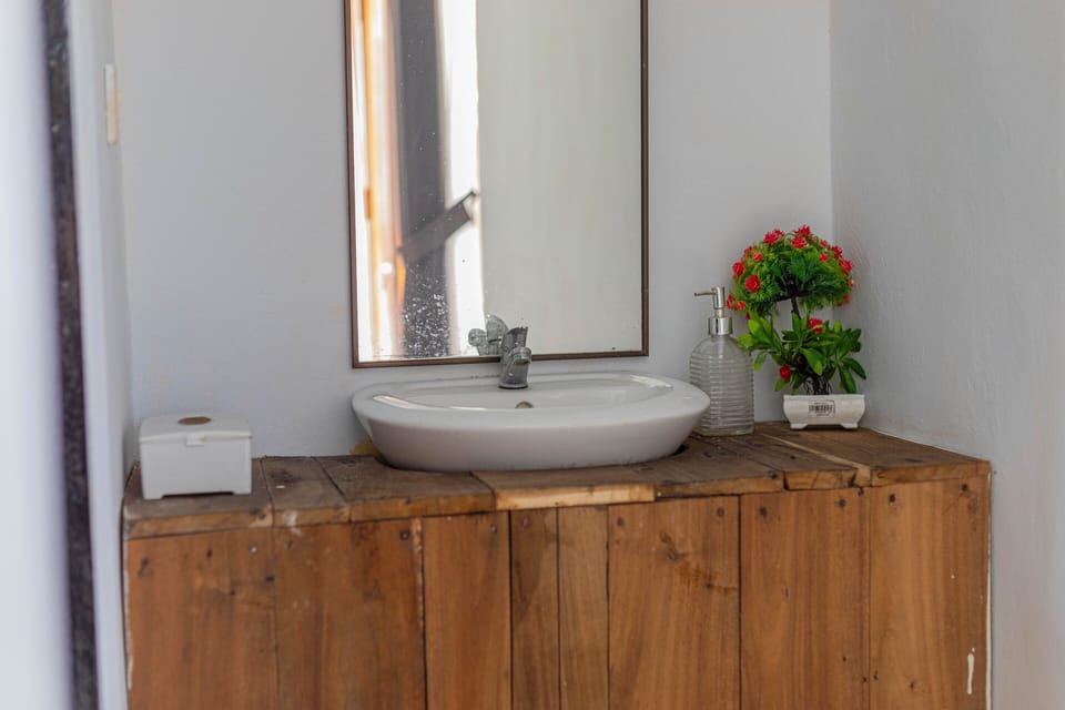 Shower, free toiletries, bidet, towels