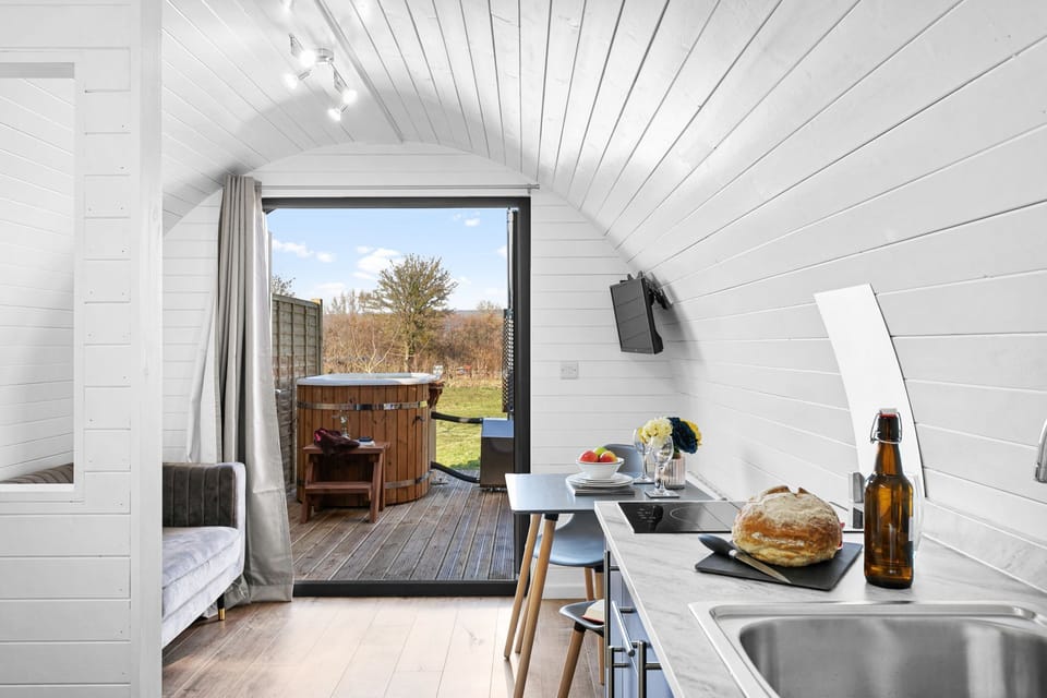 Private entrance with river view - Honeycrisp Pod