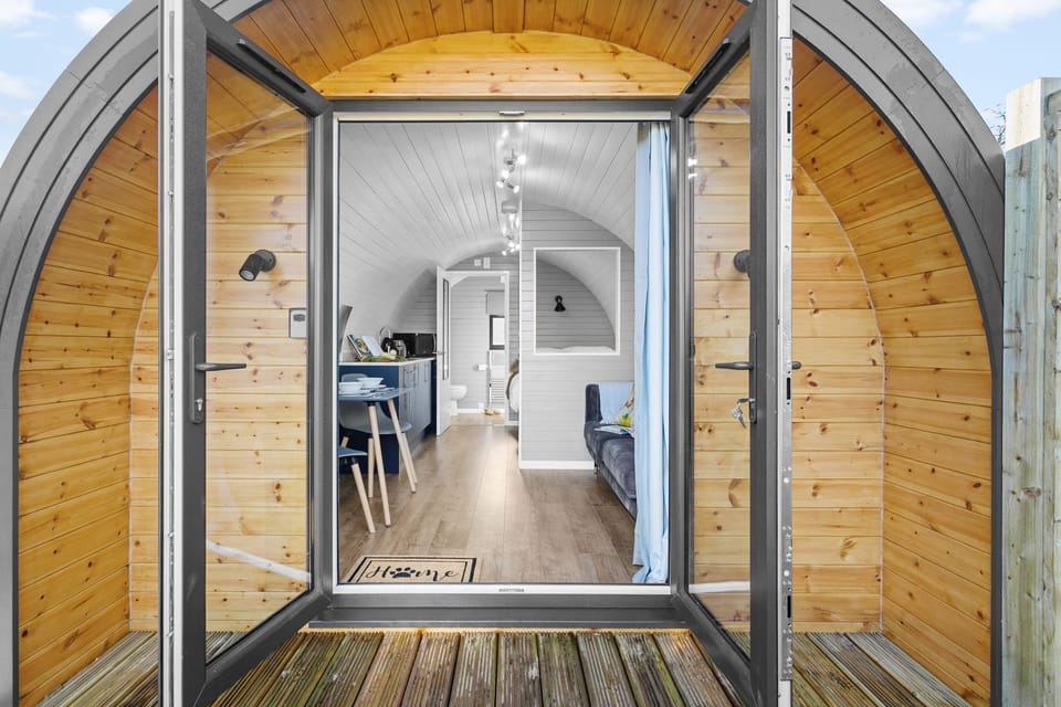 Walk-in electric shower and double bed - Kingston Black Pod