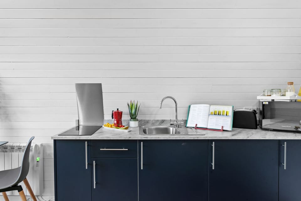 Electric hob with a sink, toaster and microwave - Morgan Sweet Glamping