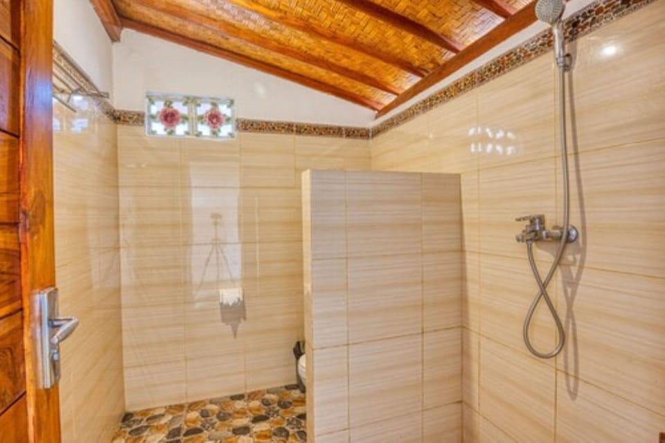 Family Triple Room | Bathroom | Shower, free toiletries, slippers, towels