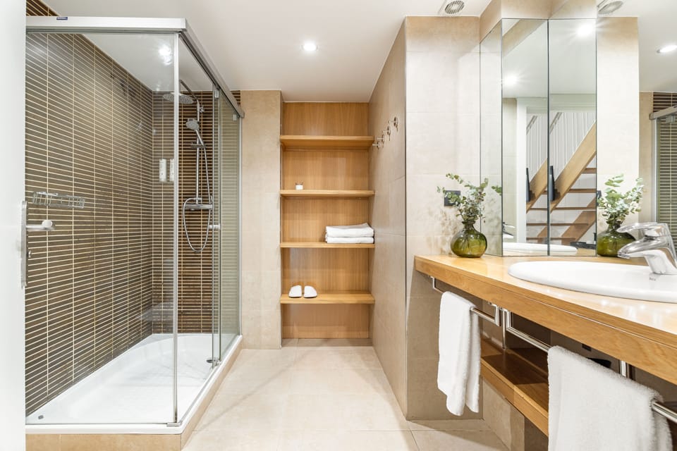 Studio Suite | Bathroom | Hair dryer, towels, soap, shampoo