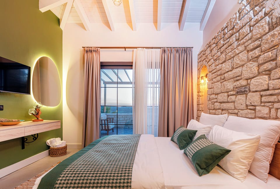 Deluxe Balkonlu Oda | 1 bedroom, premium bedding, Tempur-Pedic beds, minibar (some free items)
