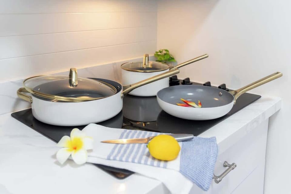 Pots and pans in the unit