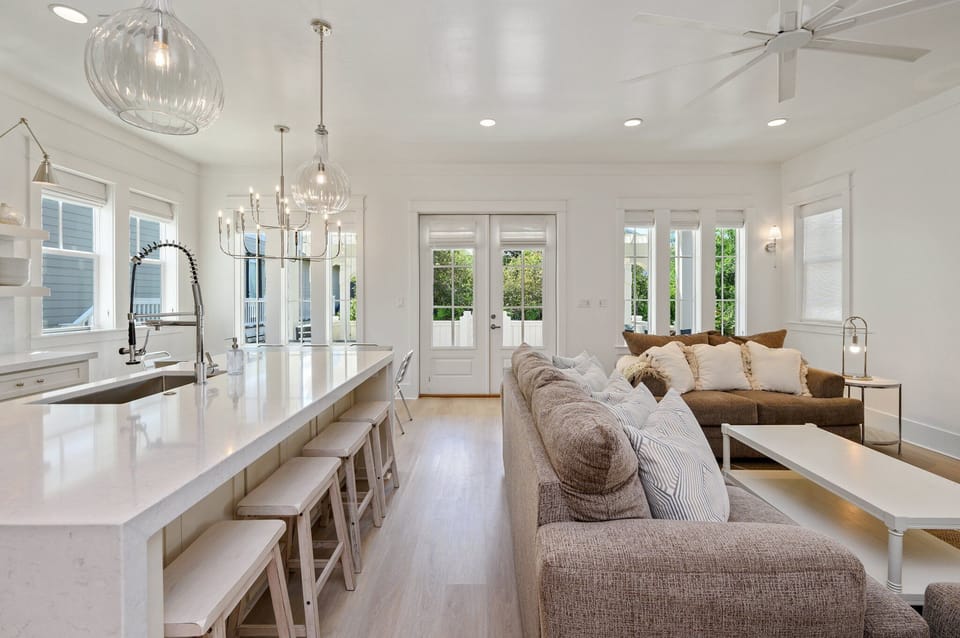  Luxurious open living room & kitchen area