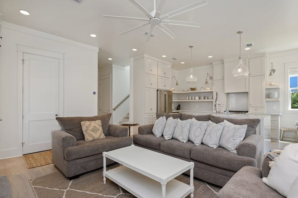  Luxurious open living room & kitchen area