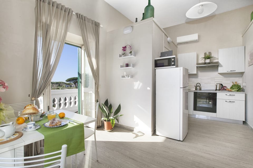 Full-size fridge, microwave, oven, stovetop