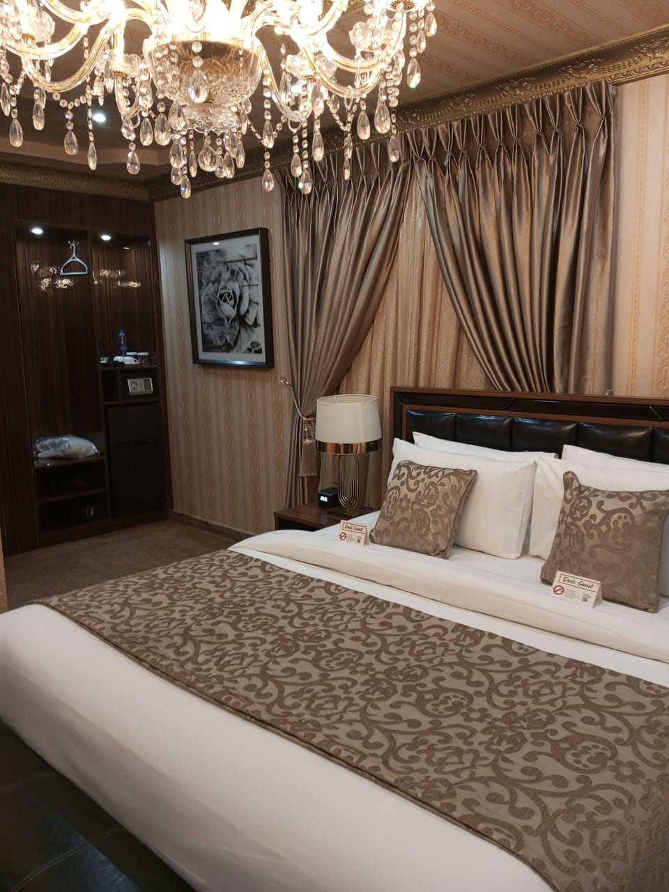 Royal Room | Premium bedding, in-room safe, desk, laptop workspace