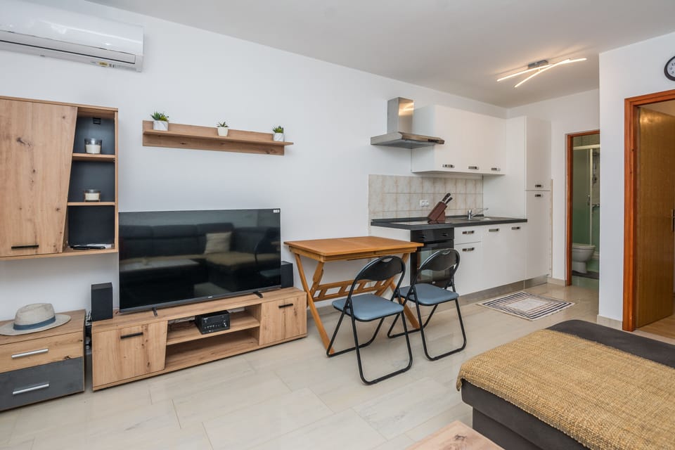 Classic Apartment | Dining room
