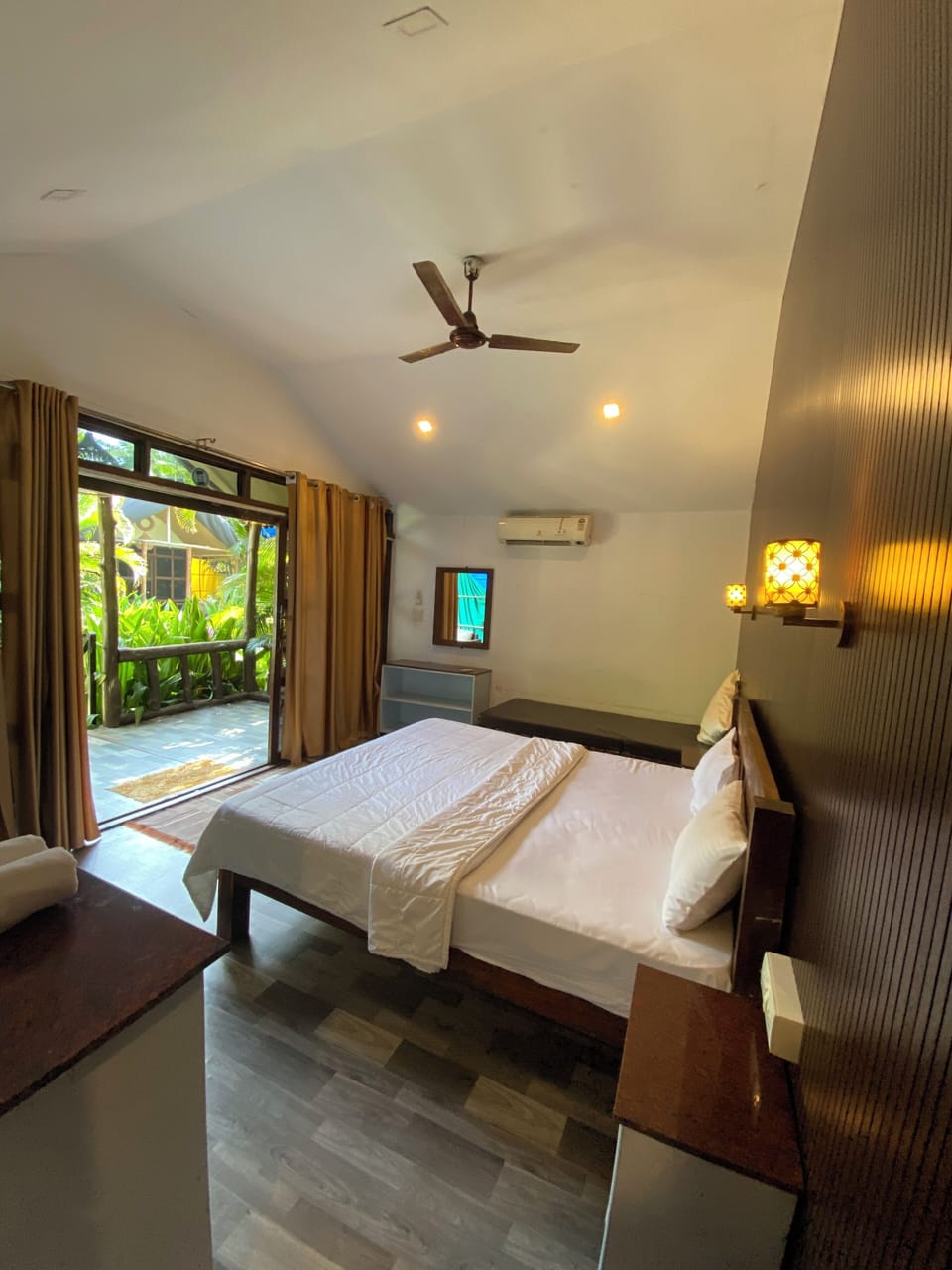 Deluxe Cabin | Laptop workspace, soundproofing, iron/ironing board, free WiFi