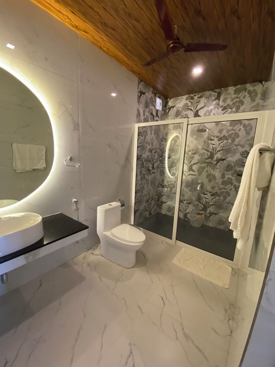 Luxury Studio Suite | Bathroom | Free toiletries, towels