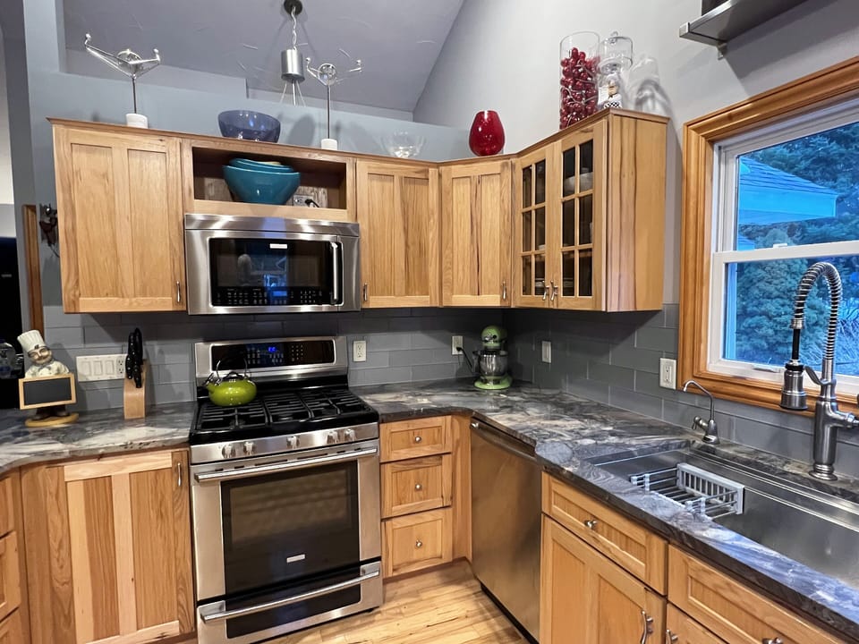 Full kitchen. - Full kitchen.