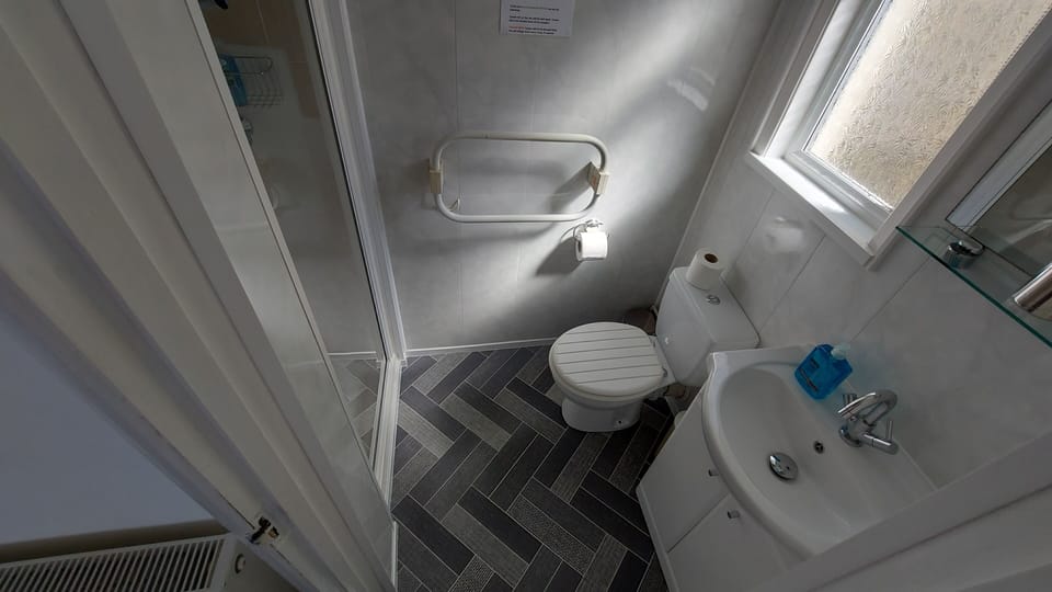 Deluxe Double or Twin Room | Bathroom | Towels