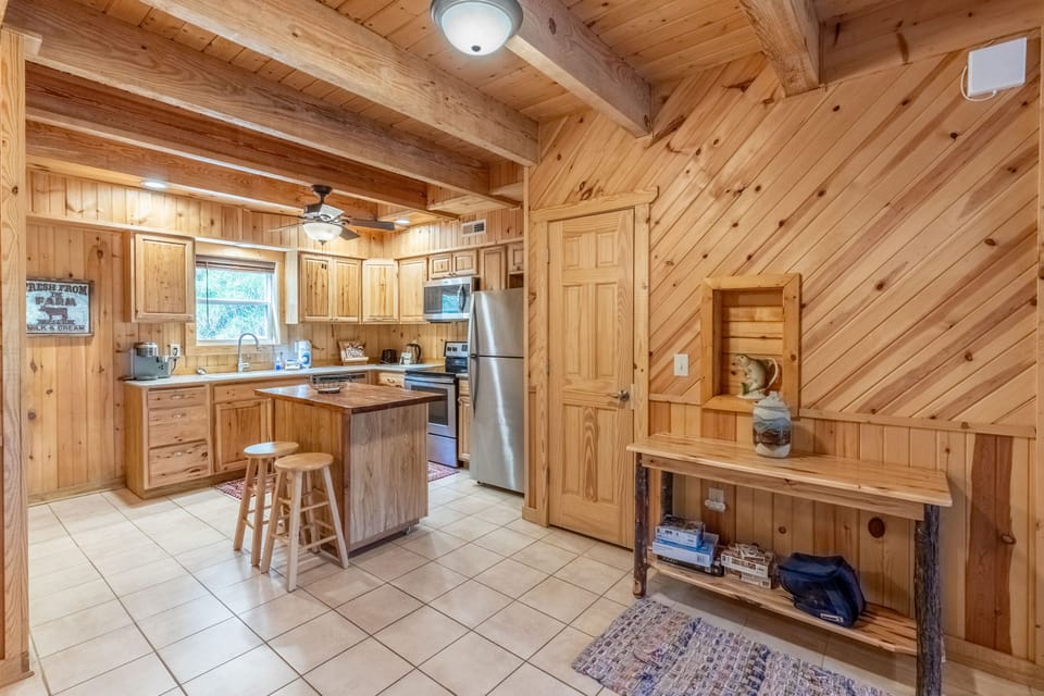 Kitchen - Kitchen with island