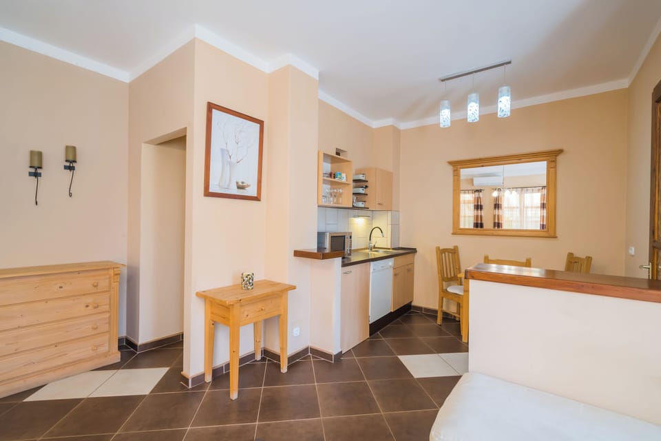 Family Suite, Lanai, Garden View | Private kitchenette | Fridge, microwave, coffee/tea maker, highchair