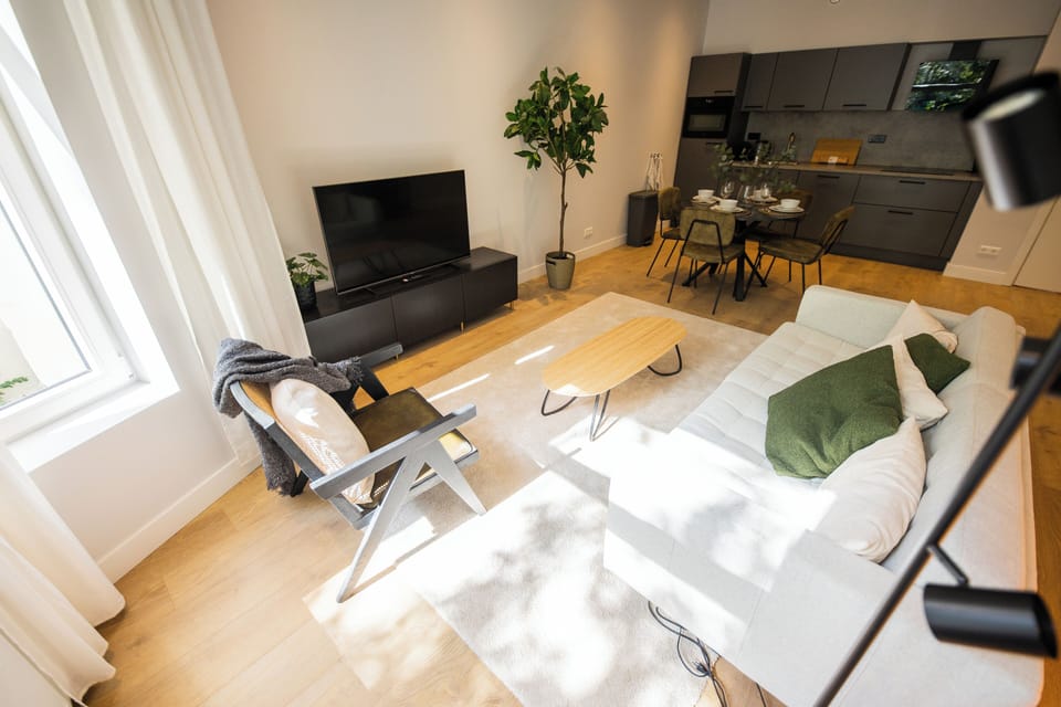 Room | Living room | 30-inch flat-screen TV with cable channels