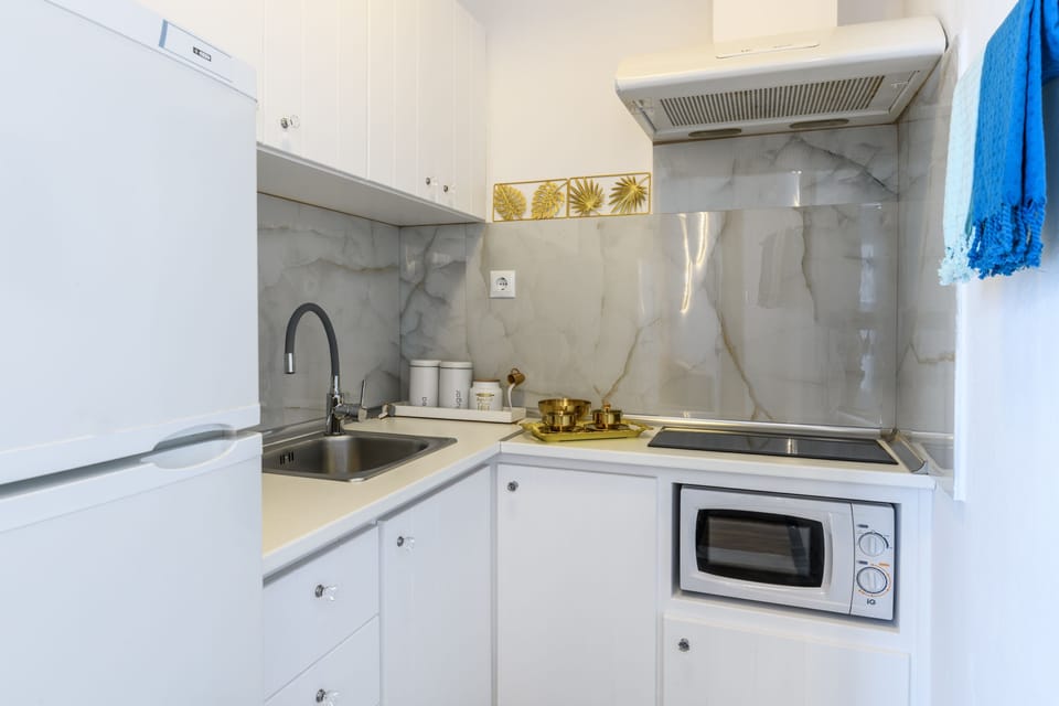 Traditional Townhome | Private kitchen | Full-size fridge, microwave, oven, stovetop