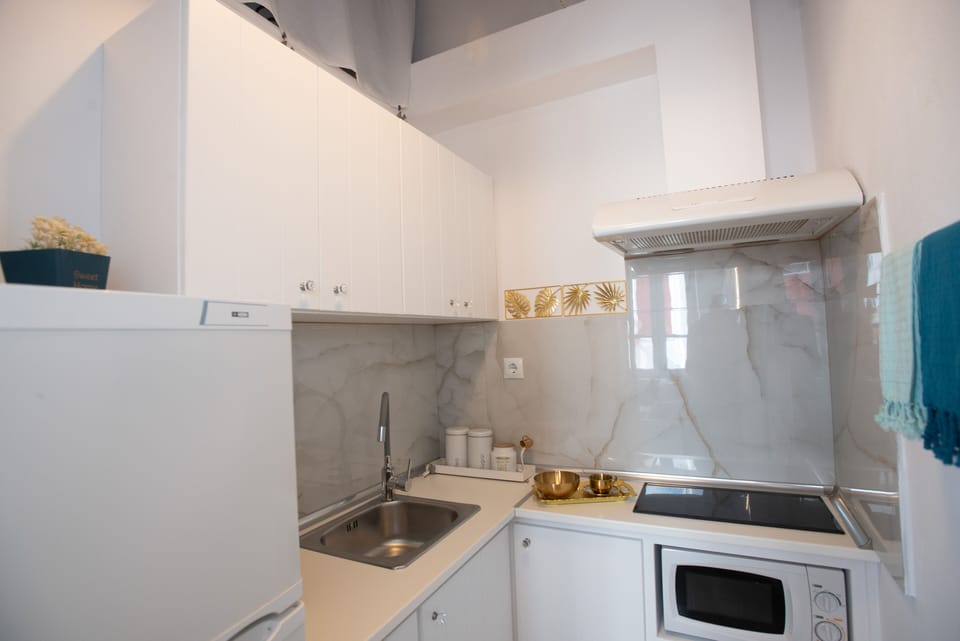 Traditional Townhome | Private kitchenette | Full-size fridge, microwave, oven, stovetop