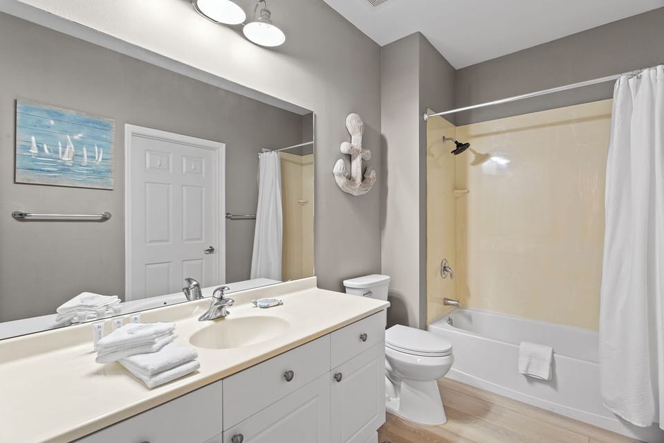 24-Emerald-Waters-206-Guest-Bathroom