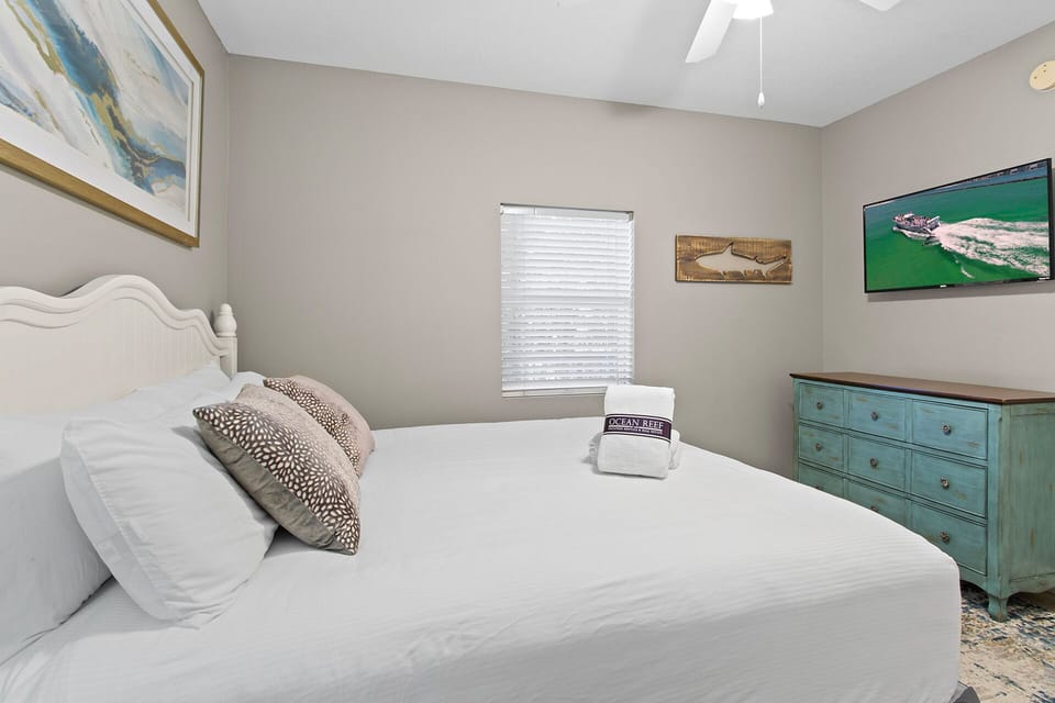 24-Emerald-Waters-206-Guest-Bedroom