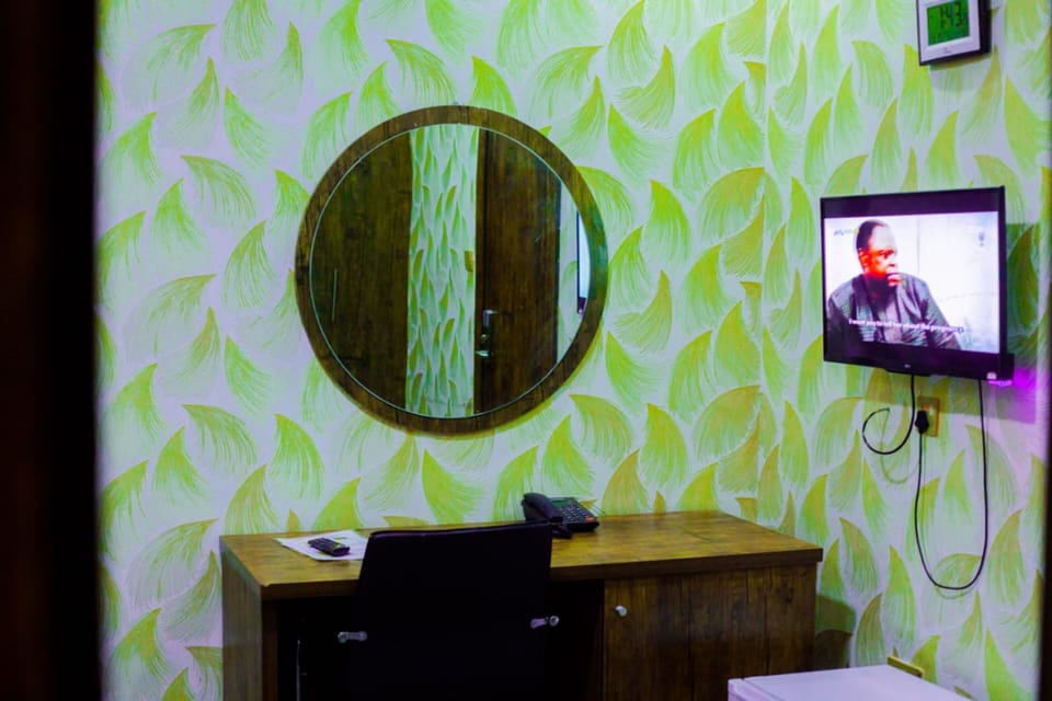 Royal Room | Desk, laptop workspace, free WiFi, bed sheets