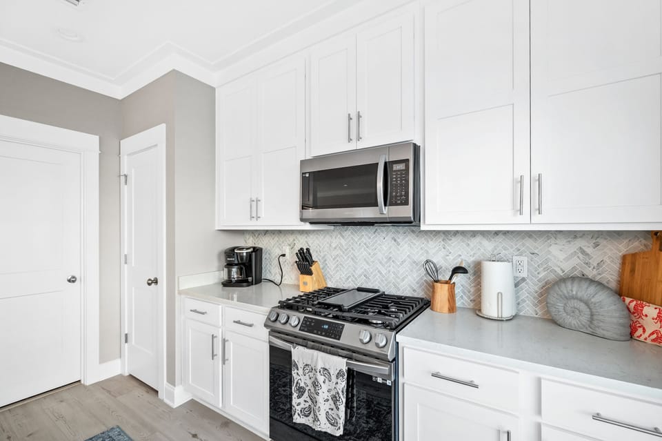 5 burner gas range, pantry
