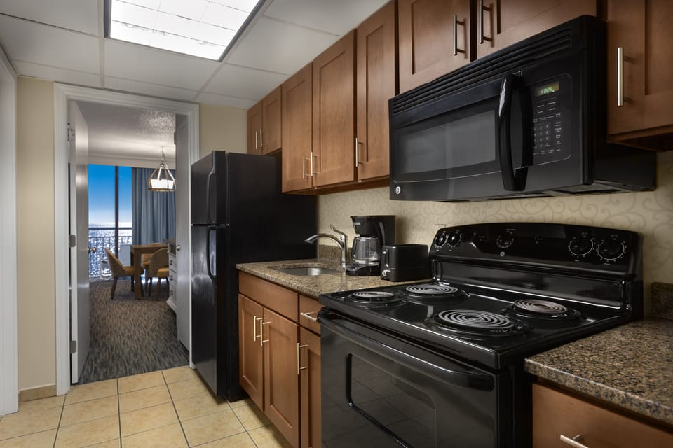 Suite | Private kitchen | Fridge, microwave, oven, stovetop