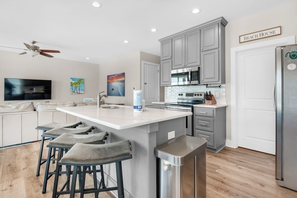 Kitchen and eat-in bar