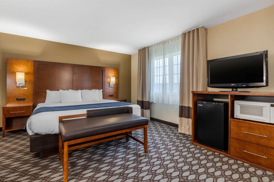 Suite, 1 King Bed with Sofa bed, Non Smoking | Iron/ironing board, free WiFi, bed sheets