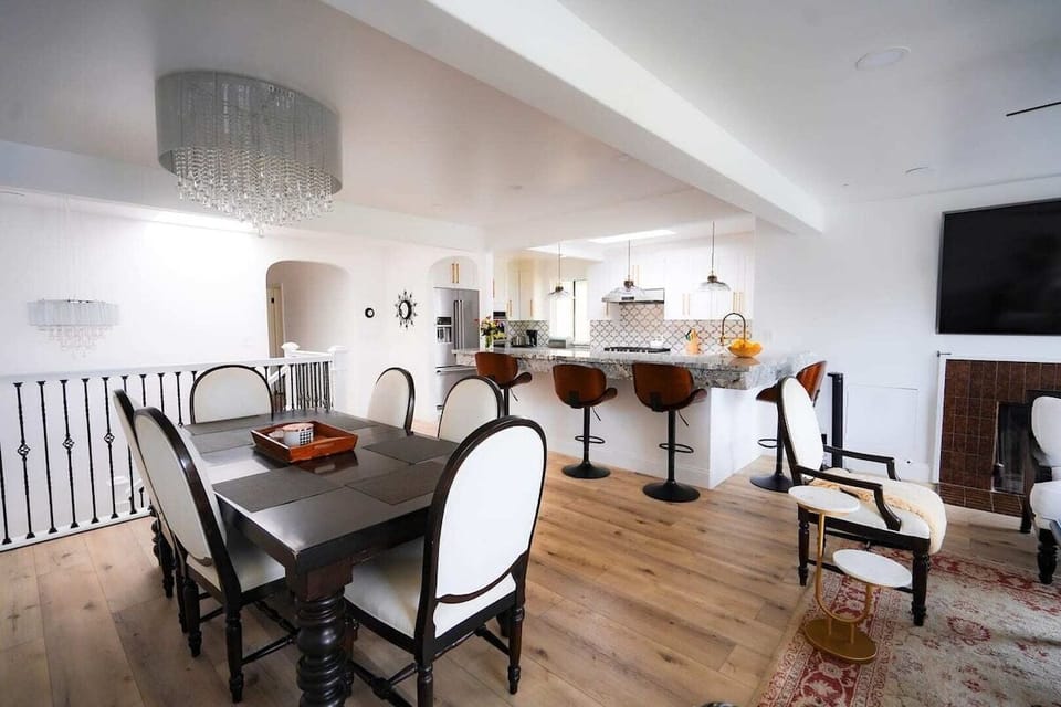 Dining table with chandelier in an open, airy layout