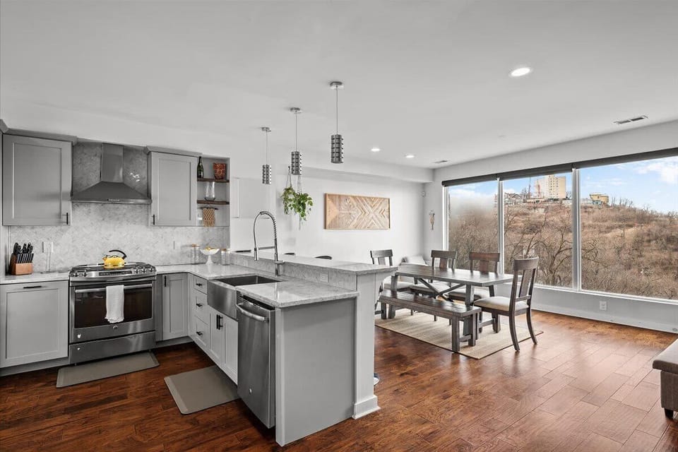A view of the kitchen/dining area
