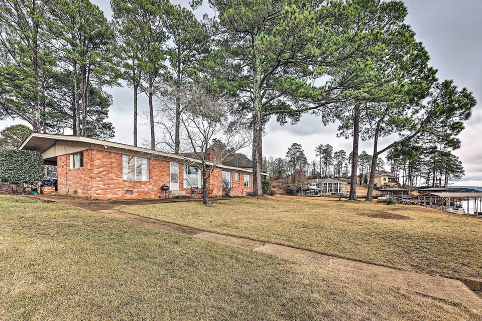 Home Exterior | 1,528 Sq Ft | Free WiFi | 5 Mi to Hot Springs National Park