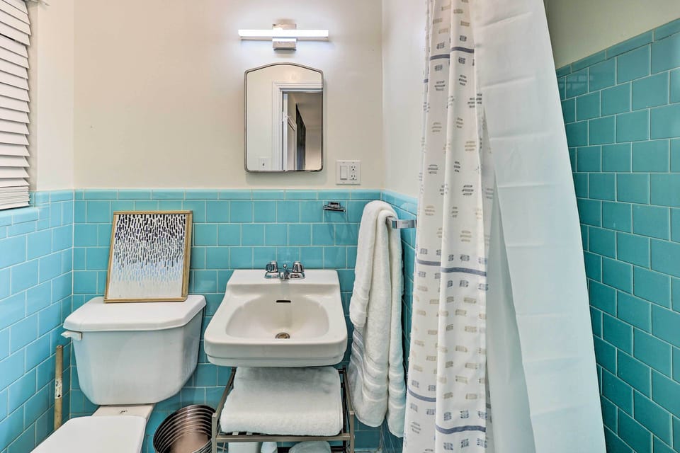 Full Bathroom | Towels Provided