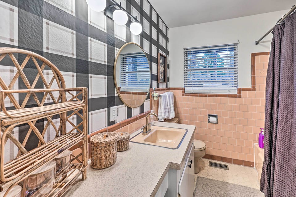 Full Bathroom | Shower/Tub Combo