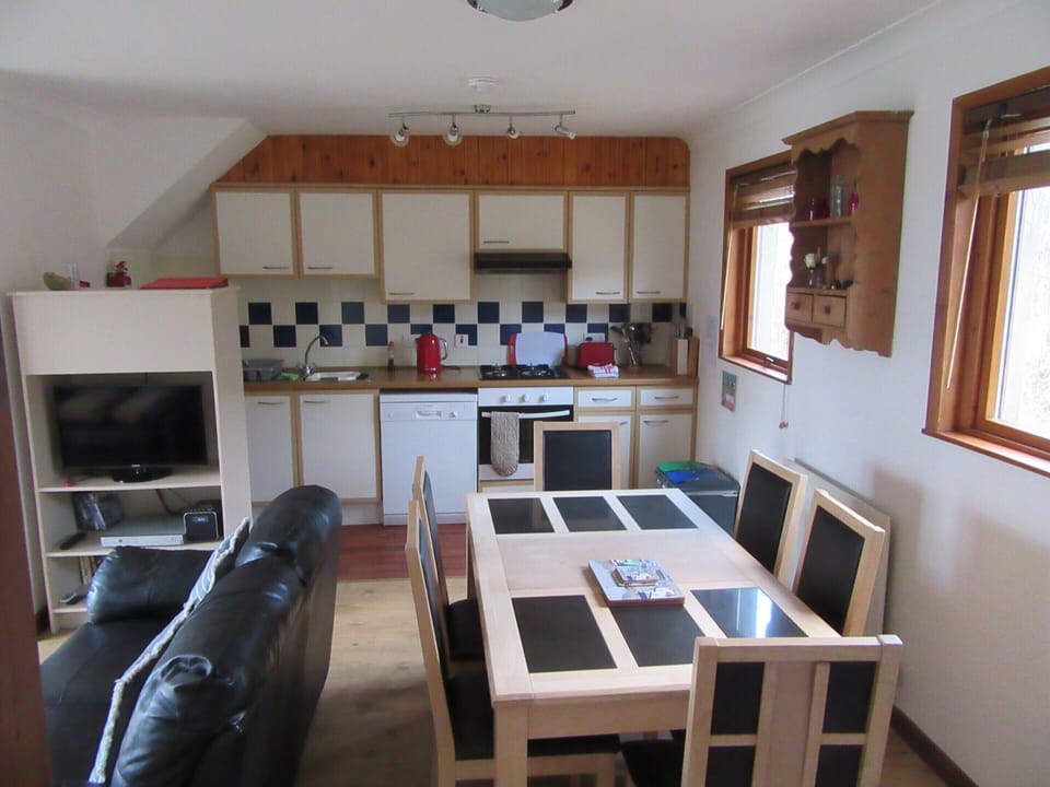 Family Cottage, Private Bathroom, Sea View | Dining