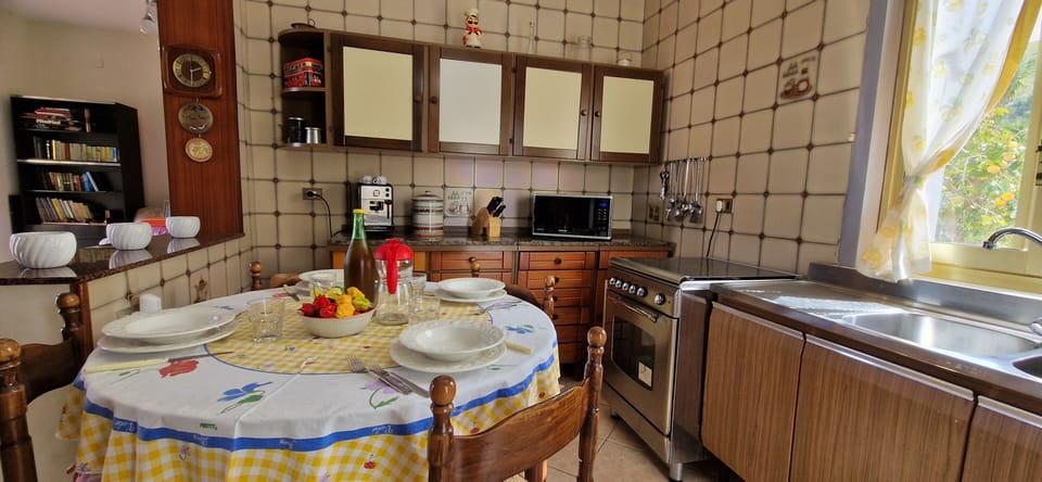 Kitchen (ground floor)