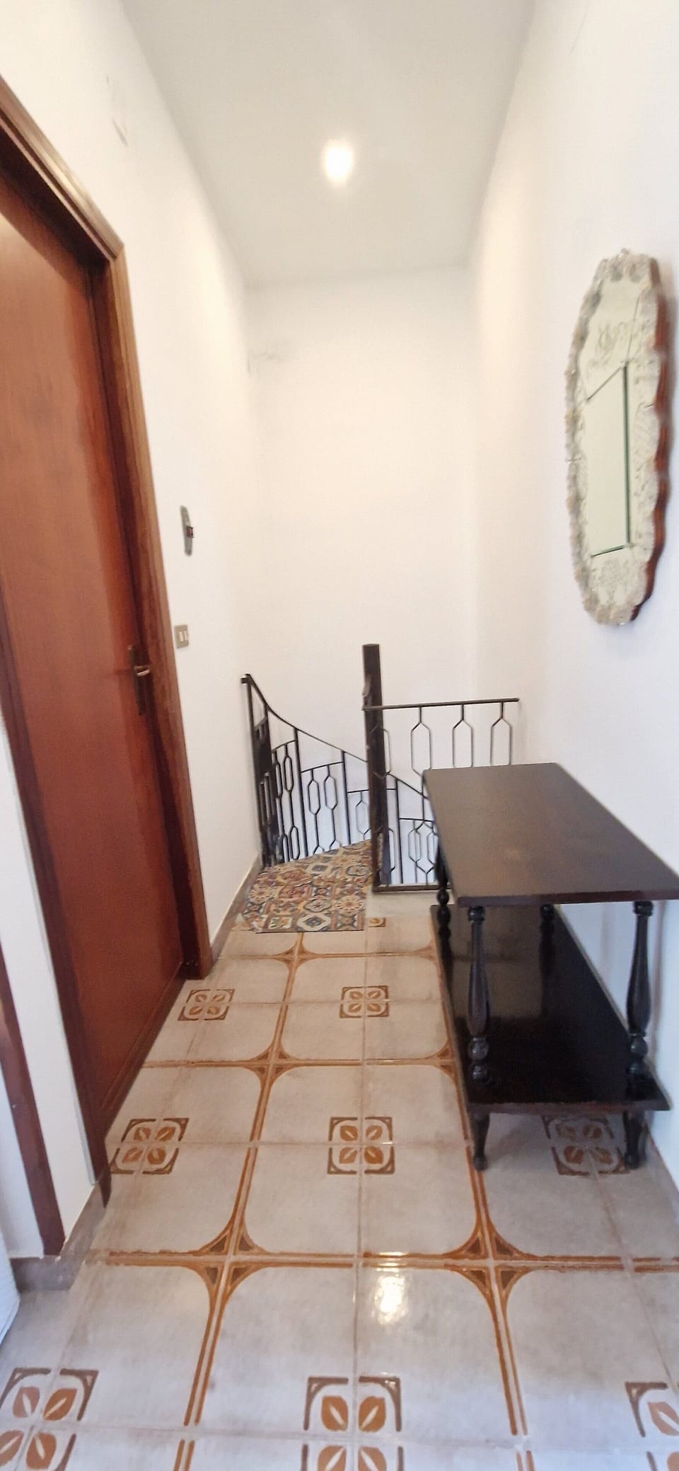Landing on the first floor (first floor)