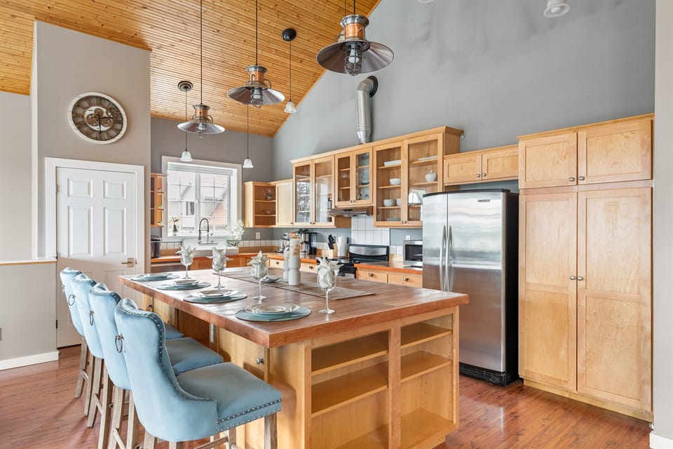 Large 9' x 5' island with counter seating