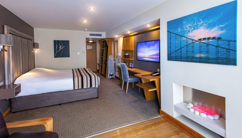 Deluxe Double Room | Desk, iron/ironing board, free WiFi, bed sheets