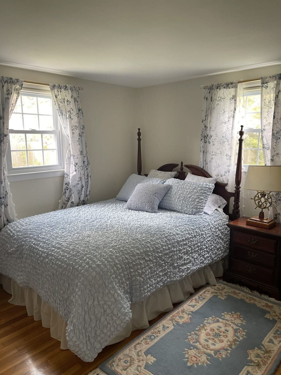 Queen bedroom w/tv on the first floor 
