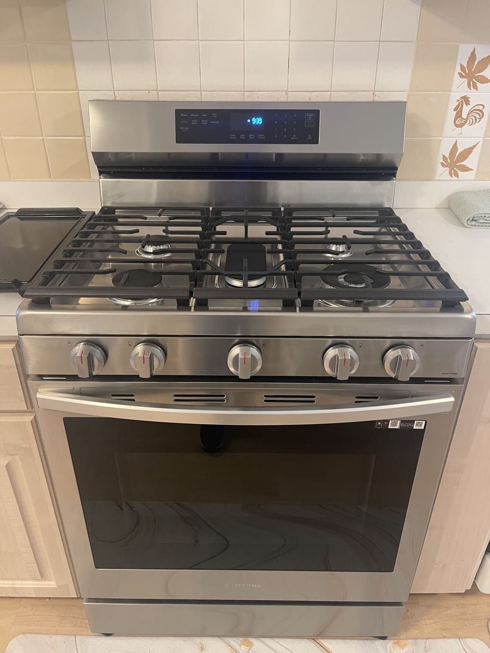5 Burner Gas Stove with Oven. 