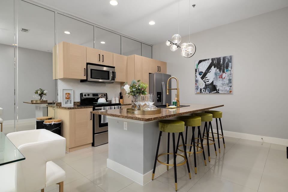 Fully equipped kitchen with additional seating for up to 4 guests!