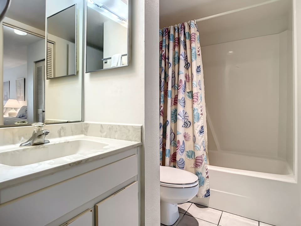 Spacious bathroom with a shower/tub combo.