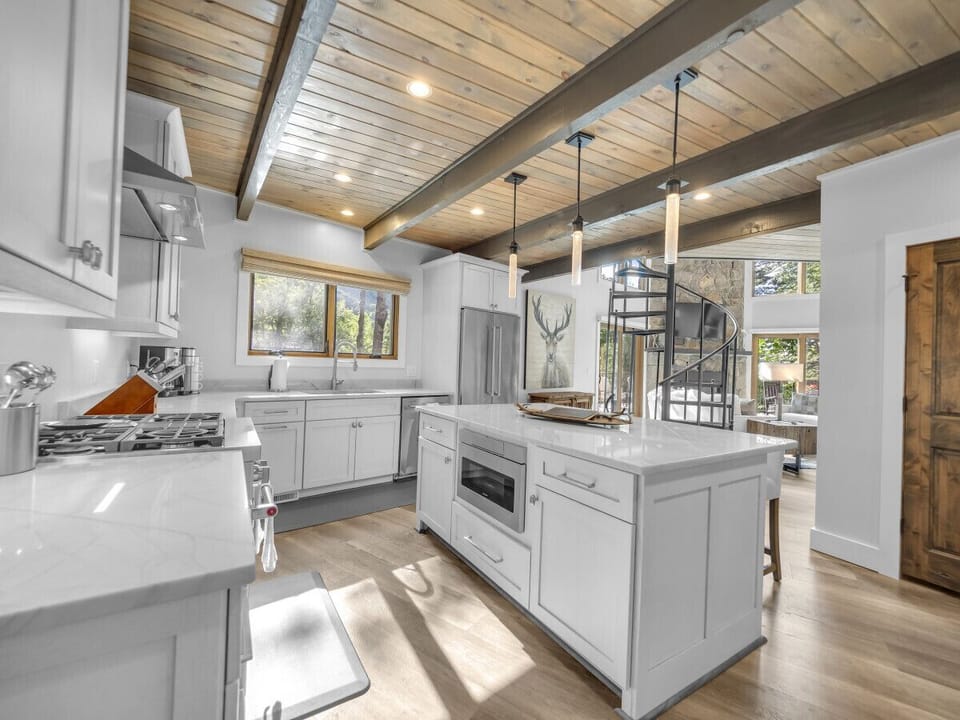 Large, fully stocked kitchen. A chiefs dream.