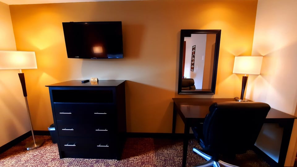 King Room | In-room safe, desk, laptop workspace, blackout drapes