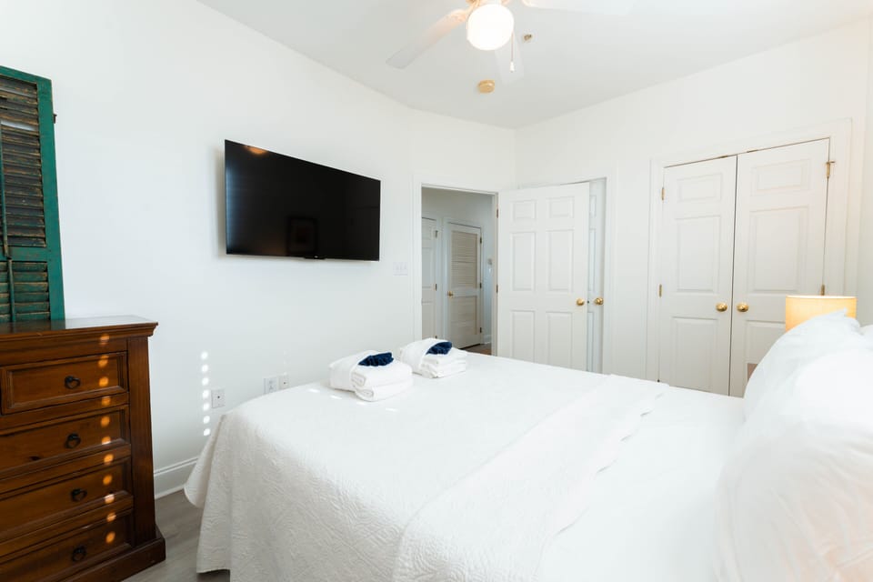 Guest bedroom 2- Queen bed with TV