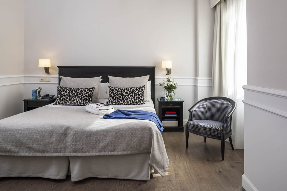 Standard Double or Twin Room | Minibar, in-room safe, desk, soundproofing