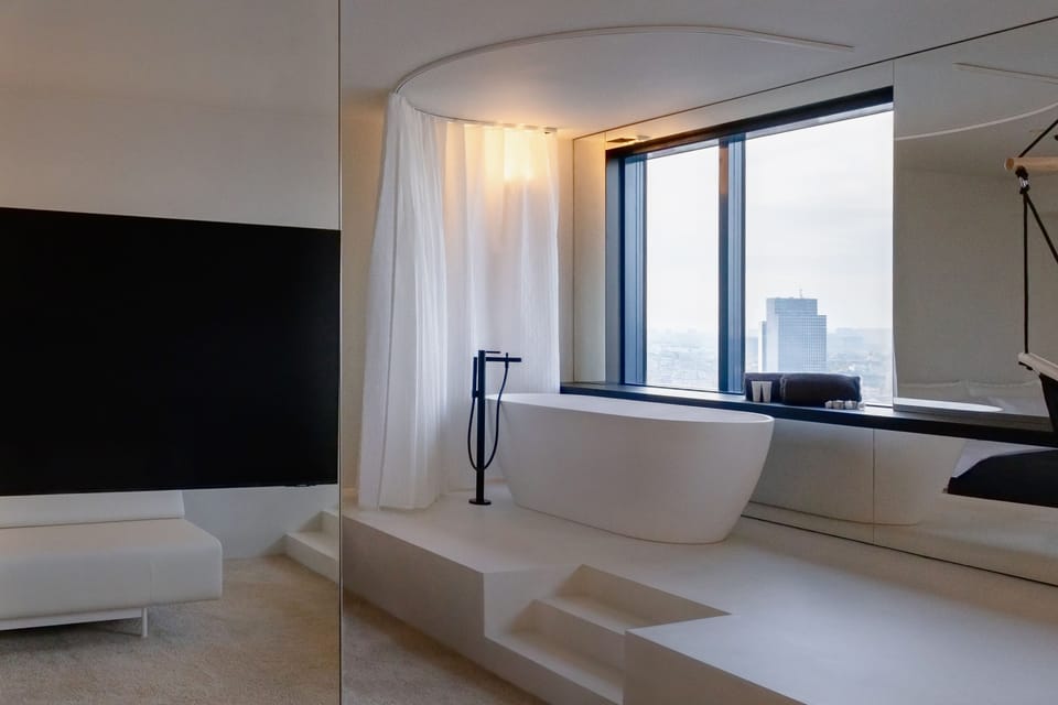 Zonar Clouds Suite | Hypo-allergenic bedding, minibar, in-room safe, blackout drapes