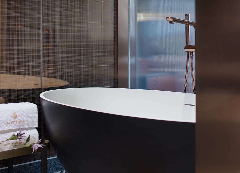 Executive Room, 1 Queen Bed | Premium bedding, down comforters, memory foam beds, free minibar