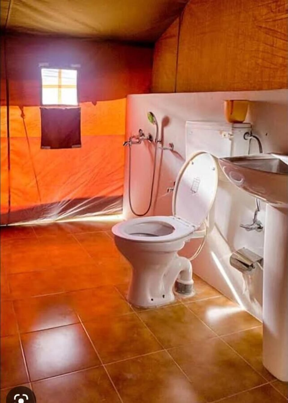 Deluxe Double Room | Bathroom | Shower, rainfall showerhead, towels, soap